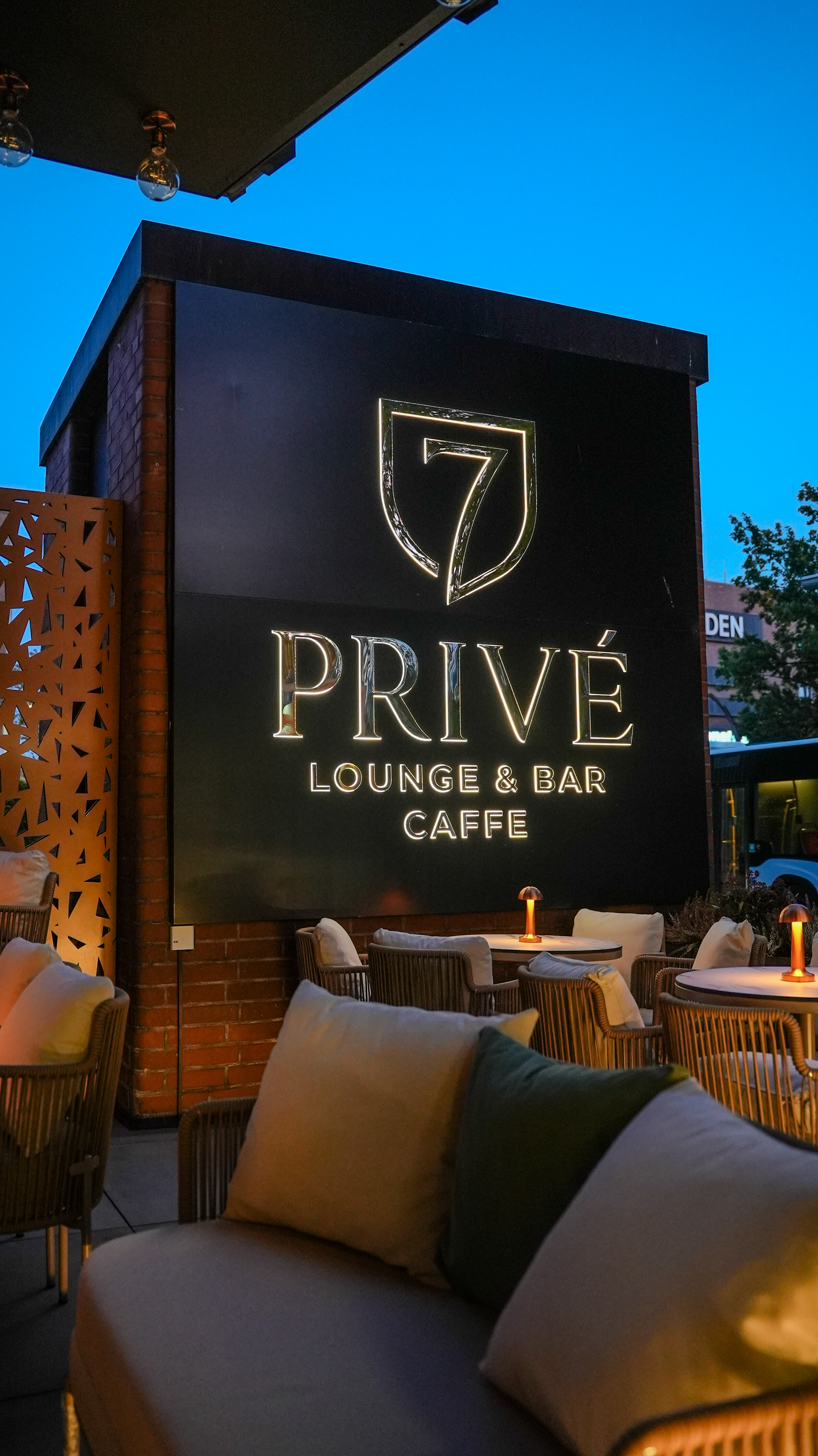 PRIVÉ 7 Details